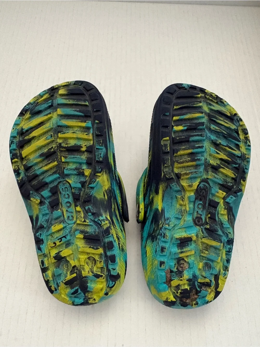 CROCS Kids Clog in marbled navy/multicolored fuzzy lining child size 11